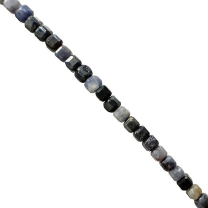 Saphir - Perles carrées de 2 millimètres. Vendu en fil de perles de 40 cm, en bracelet de 17 à 21 cm, ou en collier de 45. Qualité AA à AAA !