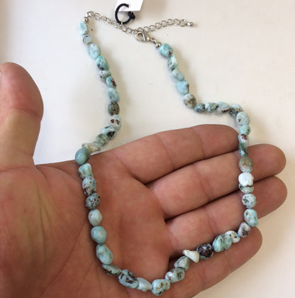 Larimar, bracelet de 17 à 21cm, collier de 42cm et sautoir de 60cm. Perles de type 'Graine' de formes naturelles montées sur fil de haute résistance !