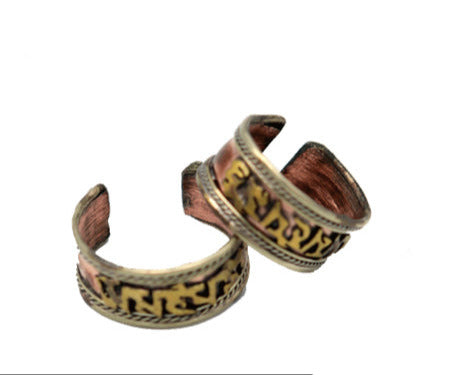 Bague avec Mantra faite en cuivre. Superbe pièce avec Mantra (prière). Taille réglable/ ajustable de 50 à 60 environ !