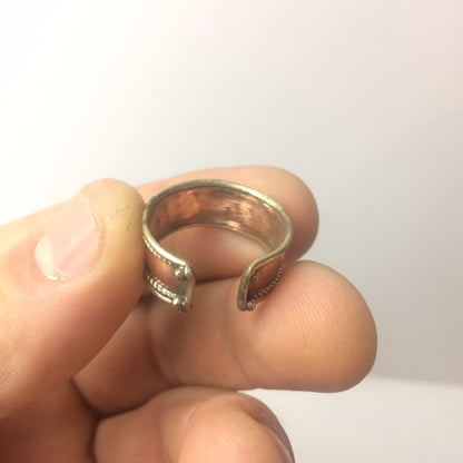 Bague avec Mantra faite en cuivre. Superbe pièce avec Mantra (prière). Taille réglable/ ajustable de 50 à 60 environ !