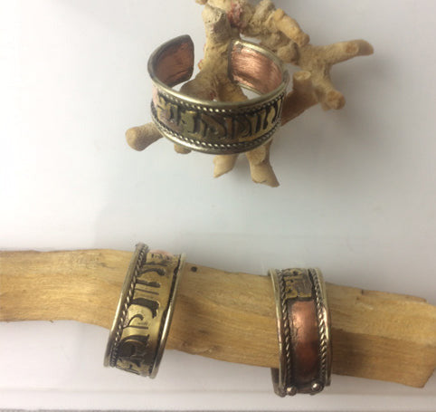 Bague avec Mantra faite en cuivre. Superbe pièce avec Mantra (prière). Taille réglable/ ajustable de 50 à 60 environ !