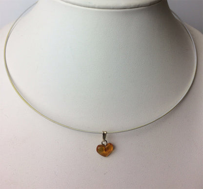 Tour de cou rigide de 1,5 mm de diamètre. 40 centimètres de longueur. Diverses couleurs au choix, bonne qualité, parfait pour assortir vos pendentifs préférés !