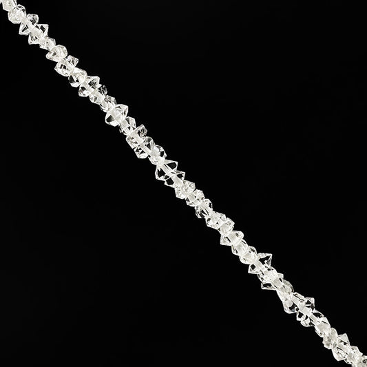 Cristal 'Herkimer' (rare), fil de 39 centimètres agrémenté de 115 pièces environ, chacun mesurant 6 à 9 millimètres. 39 centimètres de longueur. Vendu en bracelet, collier ou fil/ rang de perles, parfait !