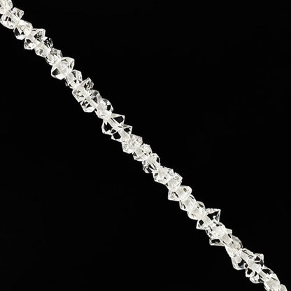 Cristal 'Herkimer' (rare), fil de 39 centimètres agrémenté de 115 pièces environ, chacun mesurant 6 à 9 millimètres. 39 centimètres de longueur. Vendu en bracelet, collier ou fil/ rang de perles, parfait !