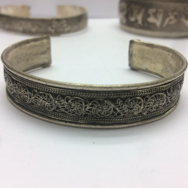 Bracelet de type 'Manchette', fait en laiton argenté, avec gravure de Mantra (prière Bouddhiste) ou gravure de fantaisie, superbe !