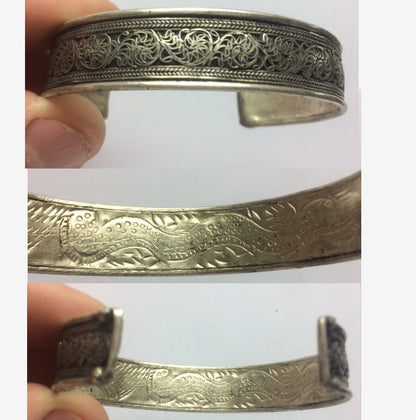 Bracelet de type 'Manchette', fait en laiton argenté, avec gravure de Mantra (prière Bouddhiste) ou gravure de fantaisie, superbe !