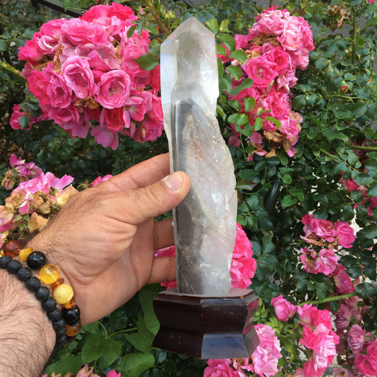 Quartz/ Cristal de roche 'Fantôme', pièce naturelle sur socle en bois,  20 cm de hauteur x 5 de diamètre - 830 grammes. Magnifique spécimen et très puissant !