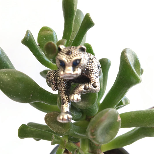 Bague 'panthére', avec incrustation de 2 Saphirs (yeux) et 24 petites pierres facettées, en métal Argent 0.925 ! Belle réalisation, article de seconde main !