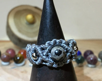Bague 100% fait main, en fils textiles de coton haute résistance, avec perles de qualité AAA et tailles au choix de 52 à 58, + sur demande (sans changement de prix). Superbes finitions, un travail parfait !