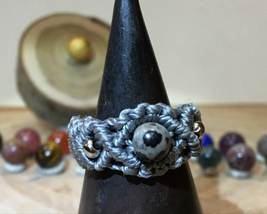 Bague 100% fait main, en fils textiles de coton haute résistance, avec perles de qualité AAA et tailles au choix de 52 à 58, + sur demande (sans changement de prix). Superbes finitions, un travail parfait !