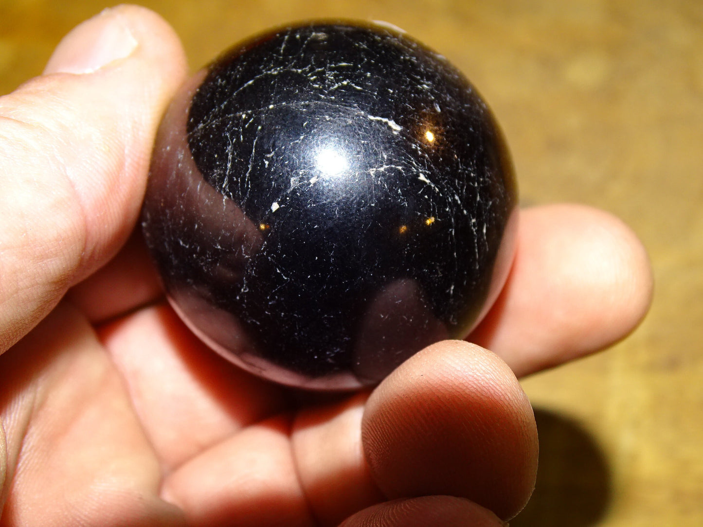 Sélection de sphères en Tourmaline noire, de 45 et 65 millimètres - 127 et 343 grammes. Pierre d'ancrage puissante, parfait pour la lithothérapie, collection, exposition... !