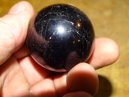 Sélection de sphères en Tourmaline noire, de 45 et 65 millimètres - 127 et 343 grammes. Pierre d'ancrage puissante, parfait pour la lithothérapie, collection, exposition... !