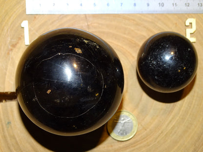 Sélection de sphères en Tourmaline noire, de 45 et 65 millimètres - 127 et 343 grammes. Pierre d'ancrage puissante, parfait pour la lithothérapie, collection, exposition... !