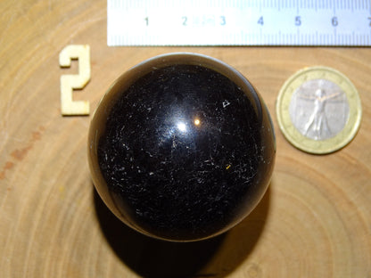Sélection de sphères en Tourmaline noire, de 45 et 65 millimètres - 127 et 343 grammes. Pierre d'ancrage puissante, parfait pour la lithothérapie, collection, exposition... !