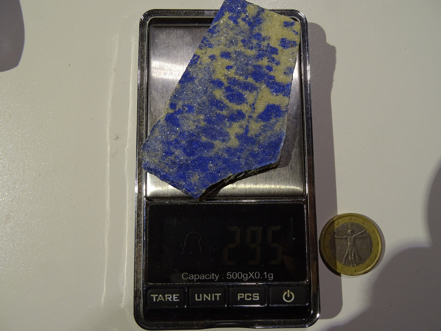 Lapis lazuli,  tranche brute et natruelle de 70 x 42 x 5 mm - 29,5 grammes. Un bleu envoûtant et fascinant, pierre des pharaons !