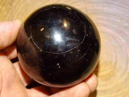 Sélection de sphères en Tourmaline noire, de 45 et 65 millimètres - 127 et 343 grammes. Pierre d'ancrage puissante, parfait pour la lithothérapie, collection, exposition... !