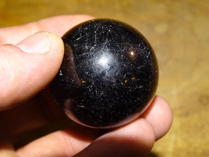 Sélection de sphères en Tourmaline noire, de 45 et 65 millimètres - 127 et 343 grammes. Pierre d'ancrage puissante, parfait pour la lithothérapie, collection, exposition... !