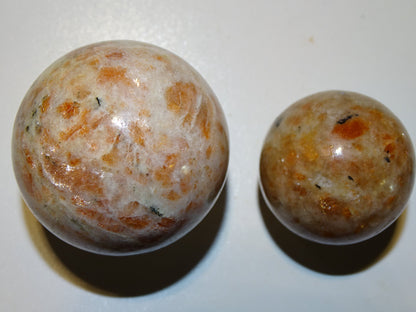 Sphère en Pierre du soleil, 2 pièces unique au choix de 43 et 56 millimètres - 113 et 240 grammes. une pierre naturellement belle ! Parfait pour la lithothérapie, collection, exposition...!