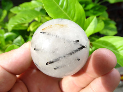 Sphères de Cristal/ Quartz avec inclusions de tourmaline noire, de 46 et 52 millimètres - 136 et 196 grammes. une pierre surprenante !