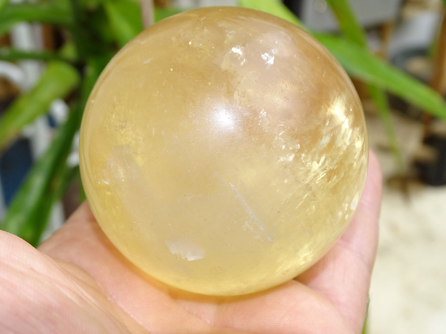 Sphère en calcite miel de 7 centimètres - 461,7 gr.. Superbe pierre, parfait pour la lithothérapie, collection, exposition...!