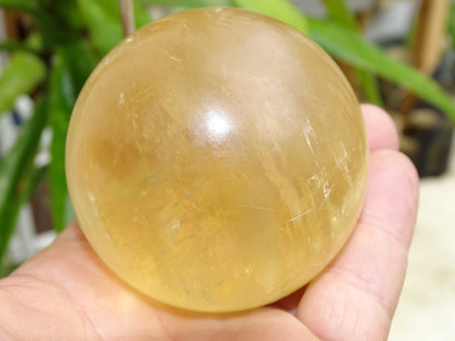 Sphère en calcite miel de 7 centimètres - 461,7 gr.. Superbe pierre, parfait pour la lithothérapie, collection, exposition...!