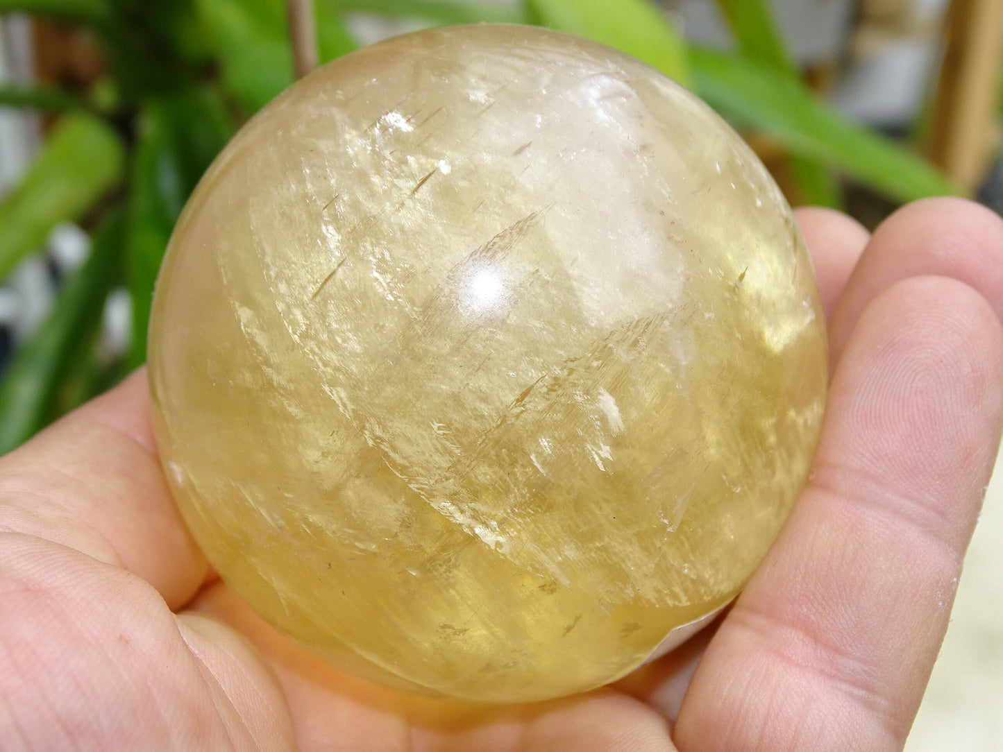 Sphère en calcite miel de 7 centimètres - 461,7 gr.. Superbe pierre, parfait pour la lithothérapie, collection, exposition...!