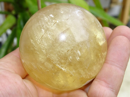 Sphère en calcite miel de 7 centimètres - 461,7 gr.. Superbe pierre, parfait pour la lithothérapie, collection, exposition...!