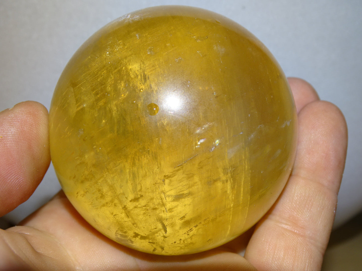 Sphère en calcite miel de 7 centimètres - 461,7 gr.. Superbe pierre, parfait pour la lithothérapie, collection, exposition...!