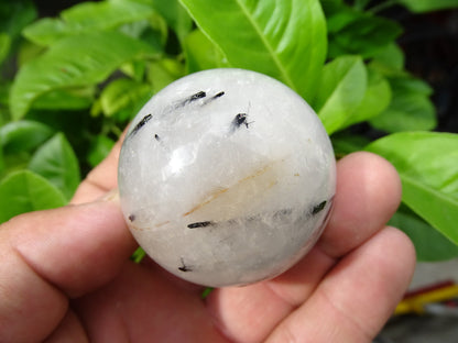 Sphères de Cristal/ Quartz avec inclusions de tourmaline noire, de 46 et 52 millimètres - 136 et 196 grammes. une pierre surprenante !
