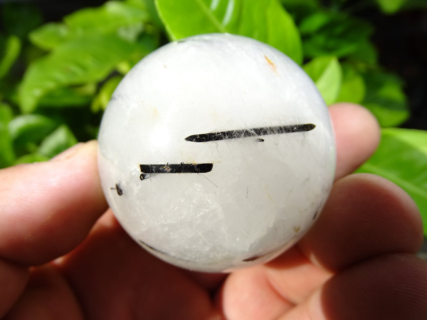 Sphères de Cristal/ Quartz avec inclusions de tourmaline noire, de 46 et 52 millimètres - 136 et 196 grammes. une pierre surprenante !