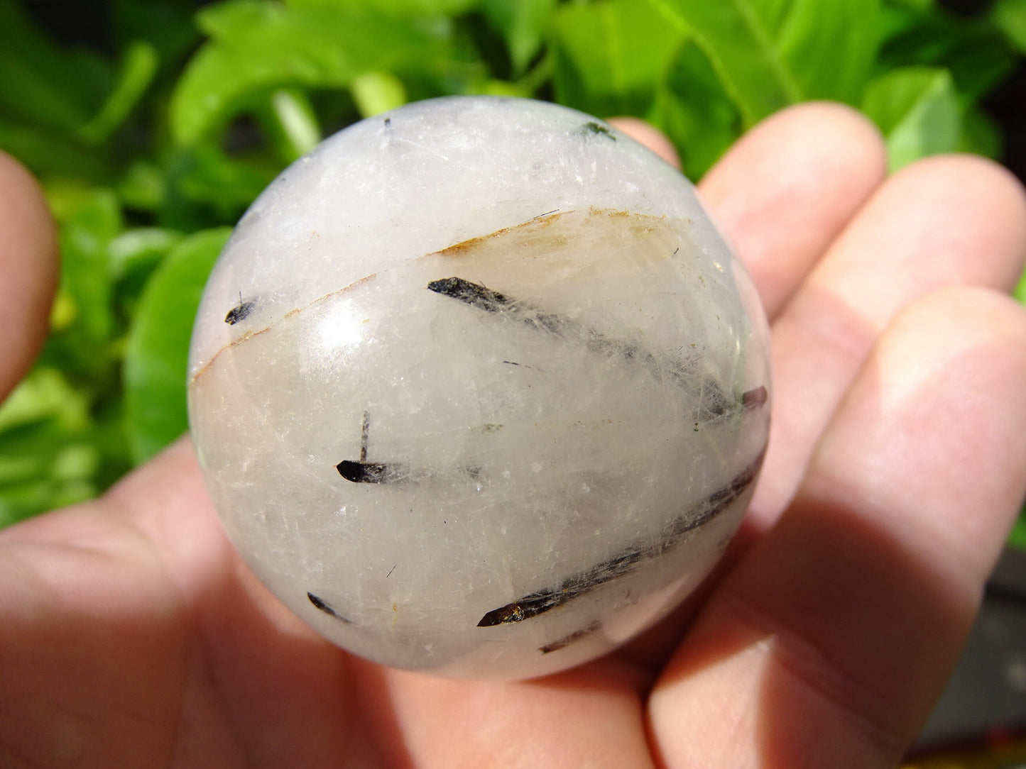 Sphères de Cristal/ Quartz avec inclusions de tourmaline noire, de 46 et 52 millimètres - 136 et 196 grammes. une pierre surprenante !