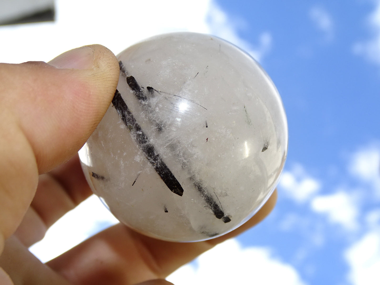 Sphères de Cristal/ Quartz avec inclusions de tourmaline noire, de 46 et 52 millimètres - 136 et 196 grammes. une pierre surprenante !