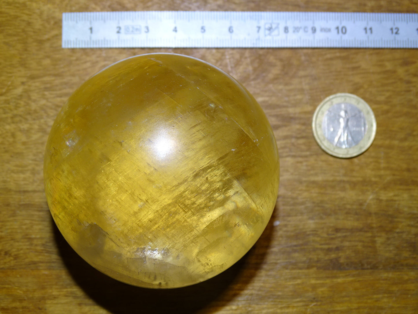 Sphère en calcite miel de 7 centimètres - 461,7 gr.. Superbe pierre, parfait pour la lithothérapie, collection, exposition...!