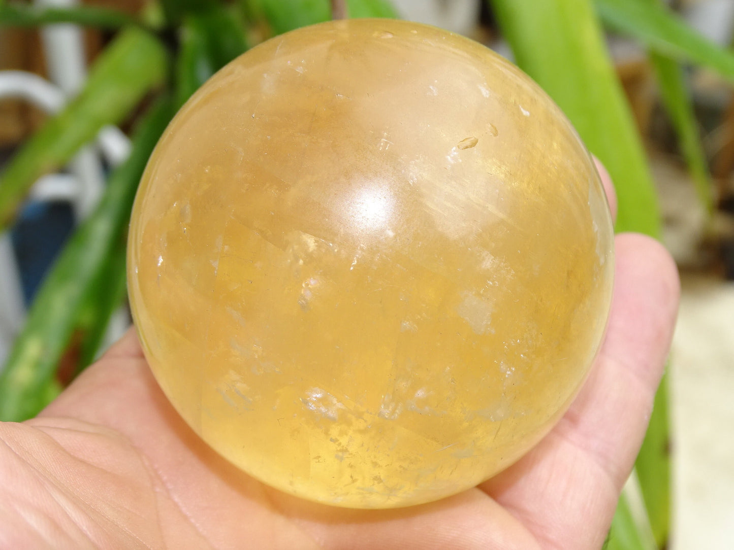 Sphère en calcite miel de 7 centimètres - 461,7 gr.. Superbe pierre, parfait pour la lithothérapie, collection, exposition...!