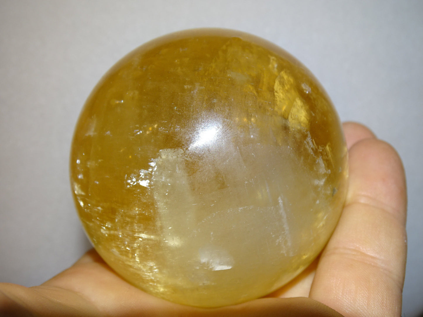 Sphère en calcite miel de 7 centimètres - 461,7 gr.. Superbe pierre, parfait pour la lithothérapie, collection, exposition...!