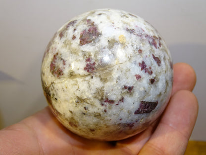 Sphère en Tourmaline Rubellite, pièce unique de 70 millimètres - 470 grammes. Pierre d'ancrage puissante, parfait ...!