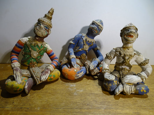 3 mini statuettes, 7 to 8 centimeters tall. Handcrafted and painted, origin unknown. Magnificent representation of animal-men, superb!
