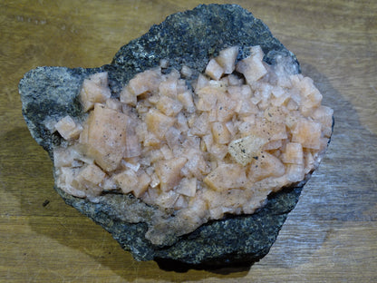 Chabazite, famille des Zéolite – Spécimen brut et naturel de 140 x 140 x 80 mm - 235 grammes !