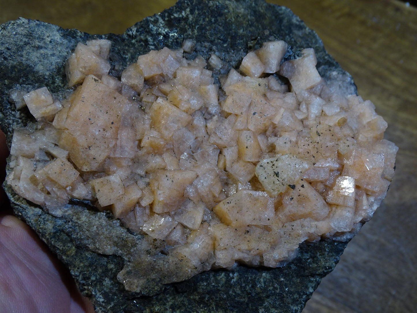 Chabazite, famille des Zéolite – Spécimen brut et naturel de 140 x 140 x 80 mm - 235 grammes !