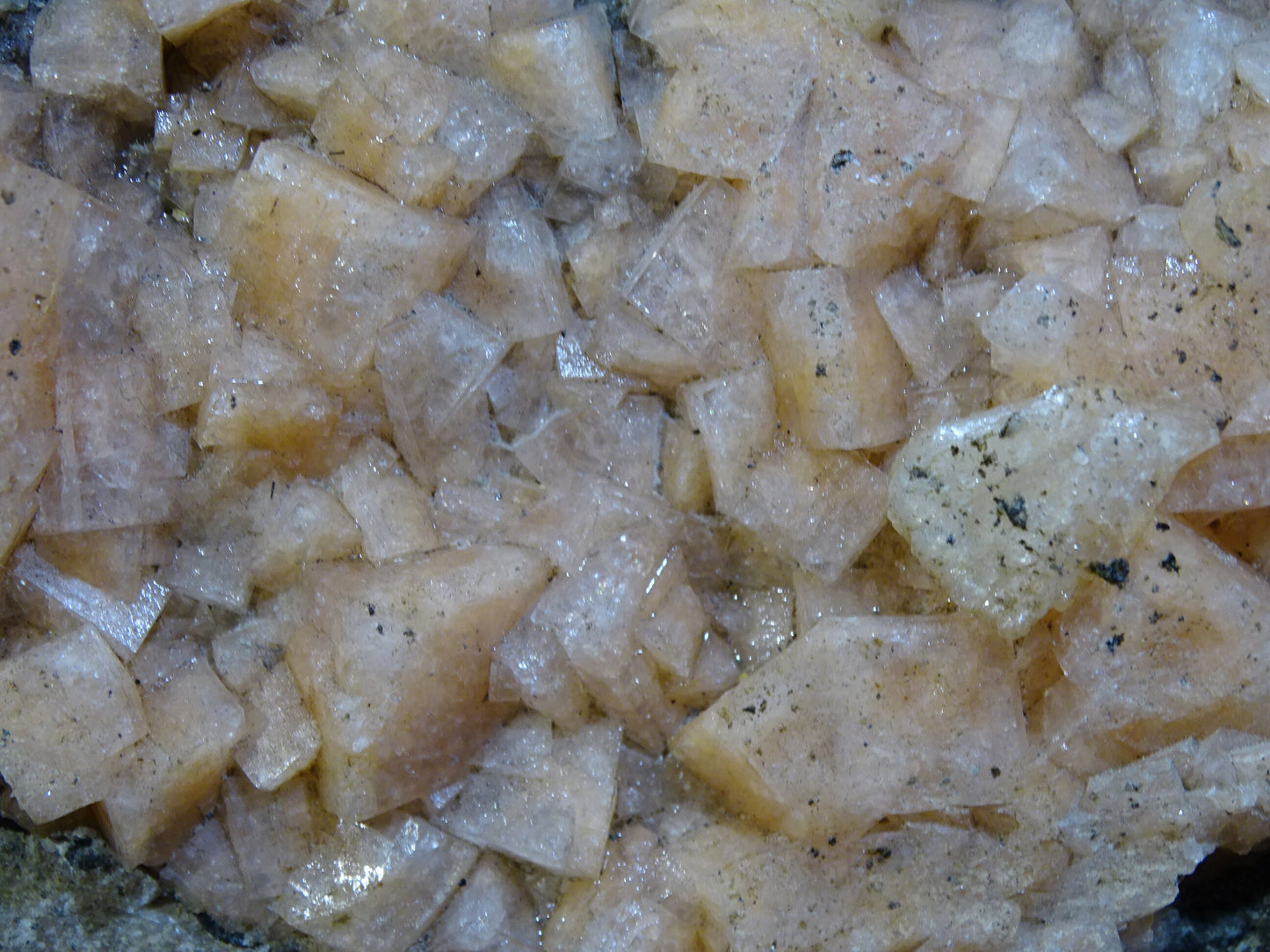 Chabazite, famille des Zéolite – Spécimen brut et naturel de 140 x 140 x 80 mm - 235 grammes !