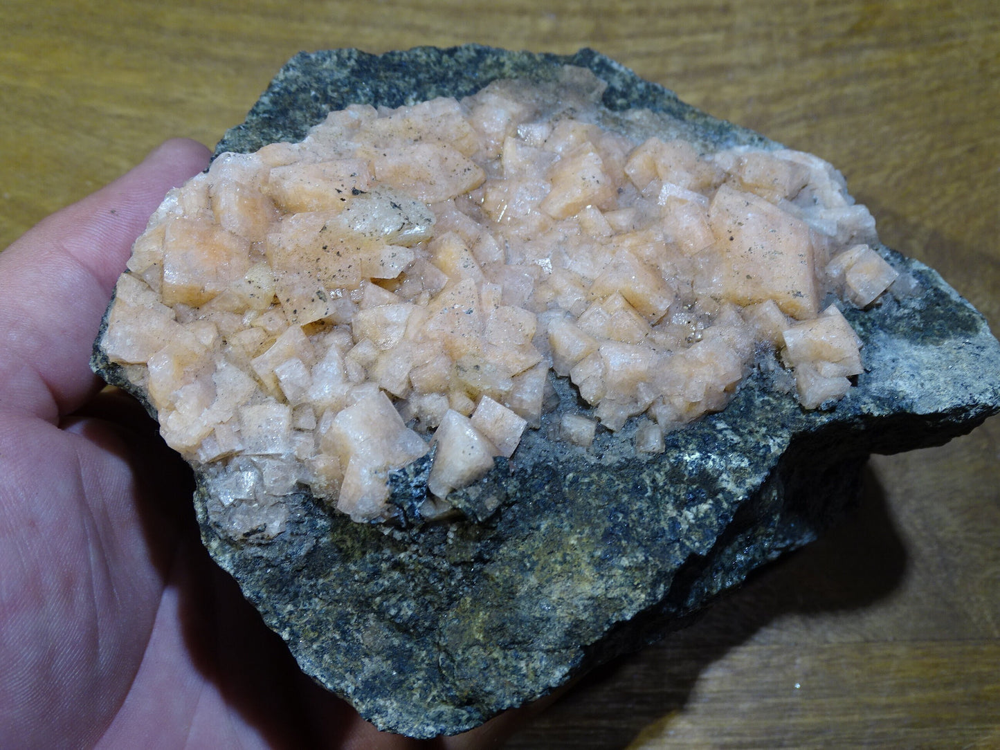 Chabazite, famille des Zéolite – Spécimen brut et naturel de 140 x 140 x 80 mm - 235 grammes !