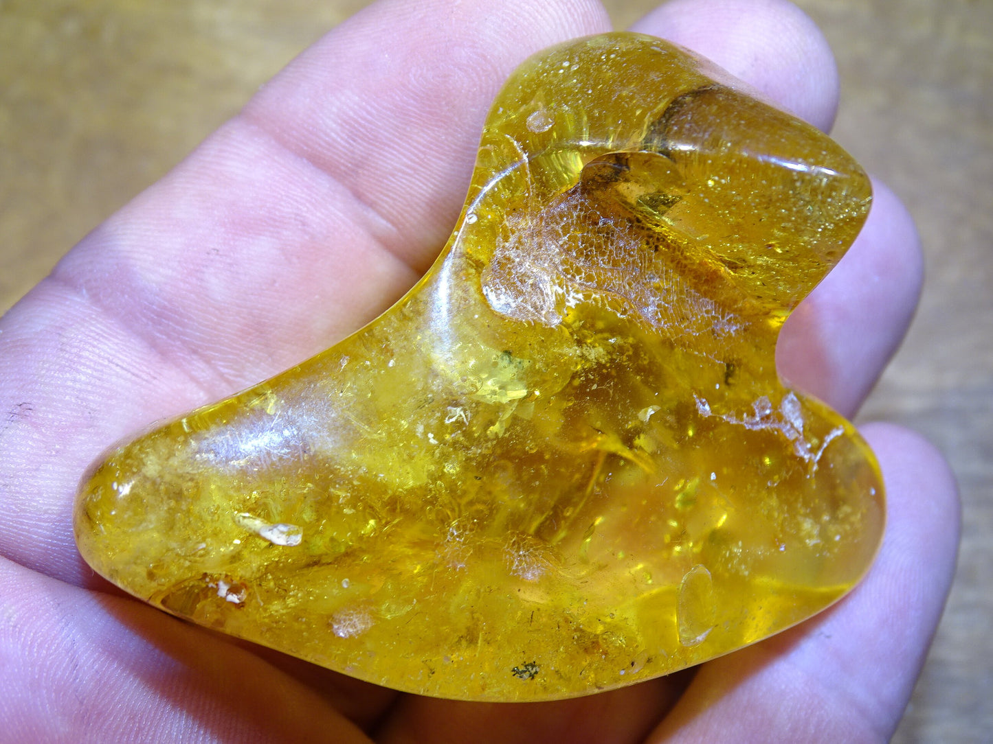 Baltic Sea Amber, 65mm x 48x 27mm - 31.2 grams. Very good quality, superb piece of good size with inclusions!