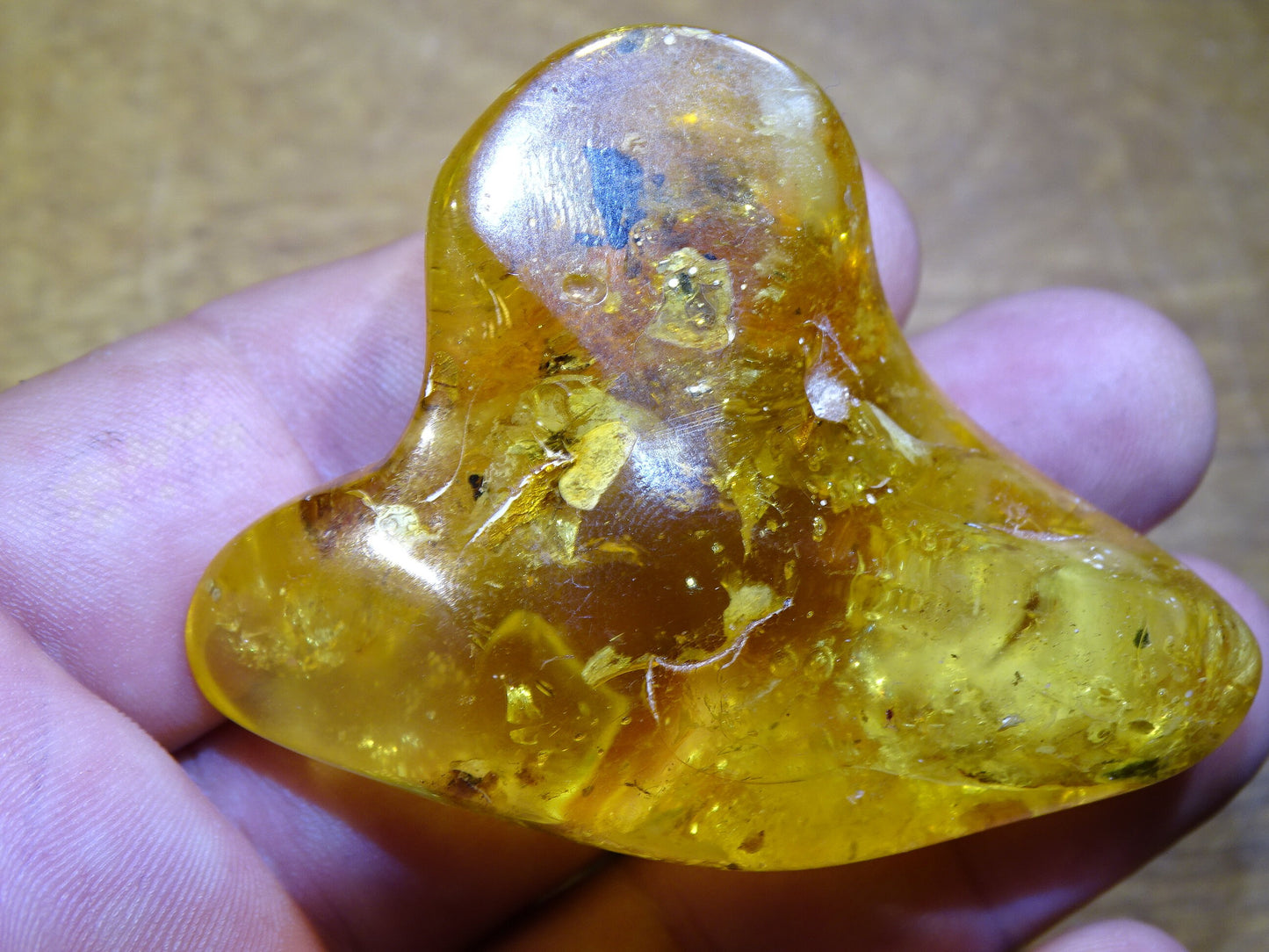 Baltic Sea Amber, 65mm x 48x 27mm - 31.2 grams. Very good quality, superb piece of good size with inclusions!