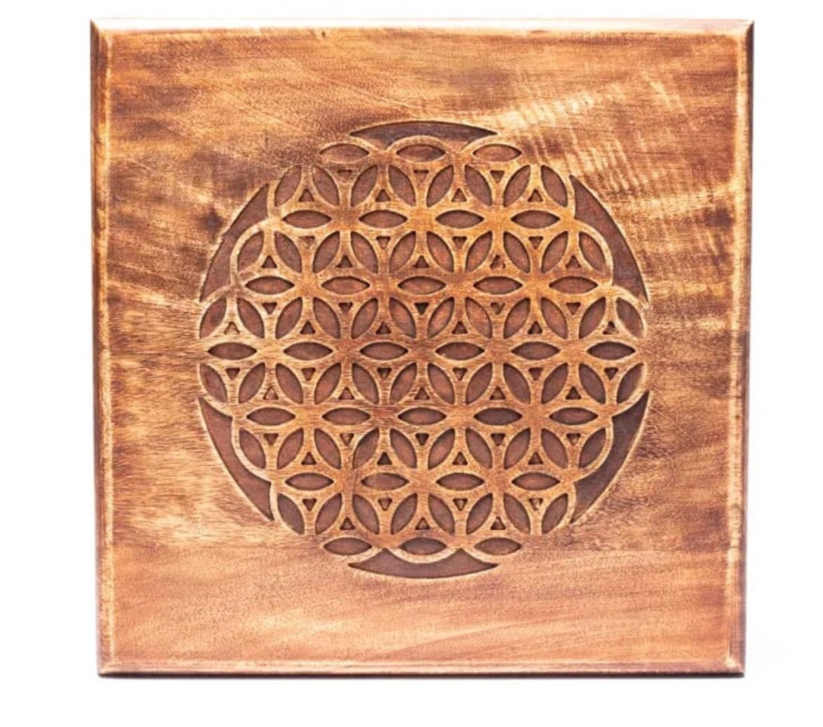 Table d'appoint/ Autel, en bois d'acacia avec motifs 'Fleur ou Arbre de vie', 30x30x23 cm/ 2250gr. - Haute qualité des garvures de symboles !