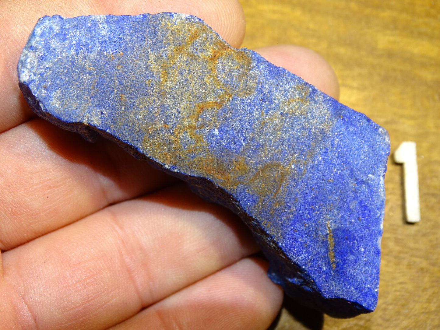 Lapis lazuli, tranche brute et natruelle de 77 x 40 x 15 mm - 58,3 grammes. Un bleu envoûtant et fascinant, pierre des pharaons !
