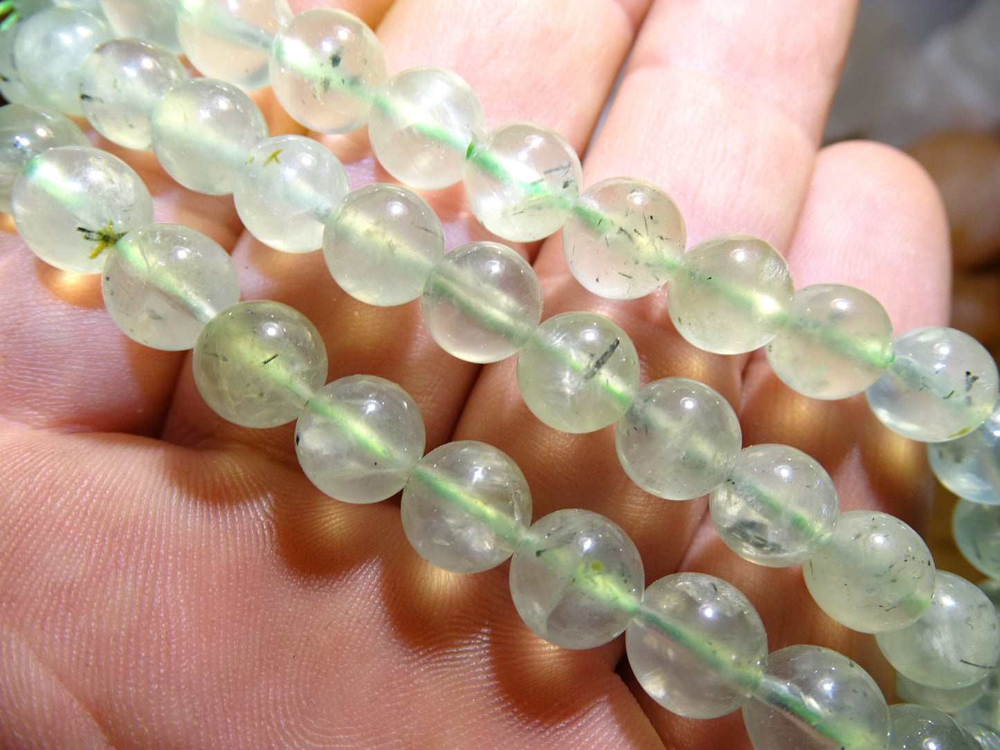 Préhnite verte avec Épidote du Mali, perles rondes de 4, 6 ou 8 mm. Vendu en fil de perle 38/39 cm, en bracelet de 17 à 21cm, en collier de 45 ou sautoir de 60cm. Qualité AA à AAA, merveilles de l'Afrique !