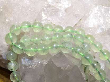 Préhnite verte avec Épidote du Mali, perles rondes de 4, 6 ou 8 mm. Vendu en fil de perle 38/39 cm, en bracelet de 17 à 21cm, en collier de 45 ou sautoir de 60cm. Qualité AA à AAA, merveilles de l'Afrique !
