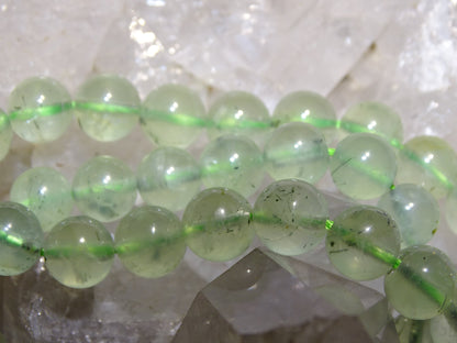 Préhnite verte avec Épidote du Mali, perles rondes de 4, 6 ou 8 mm. Vendu en fil de perle 38/39 cm, en bracelet de 17 à 21cm, en collier de 45 ou sautoir de 60cm. Qualité AA à AAA, merveilles de l'Afrique !