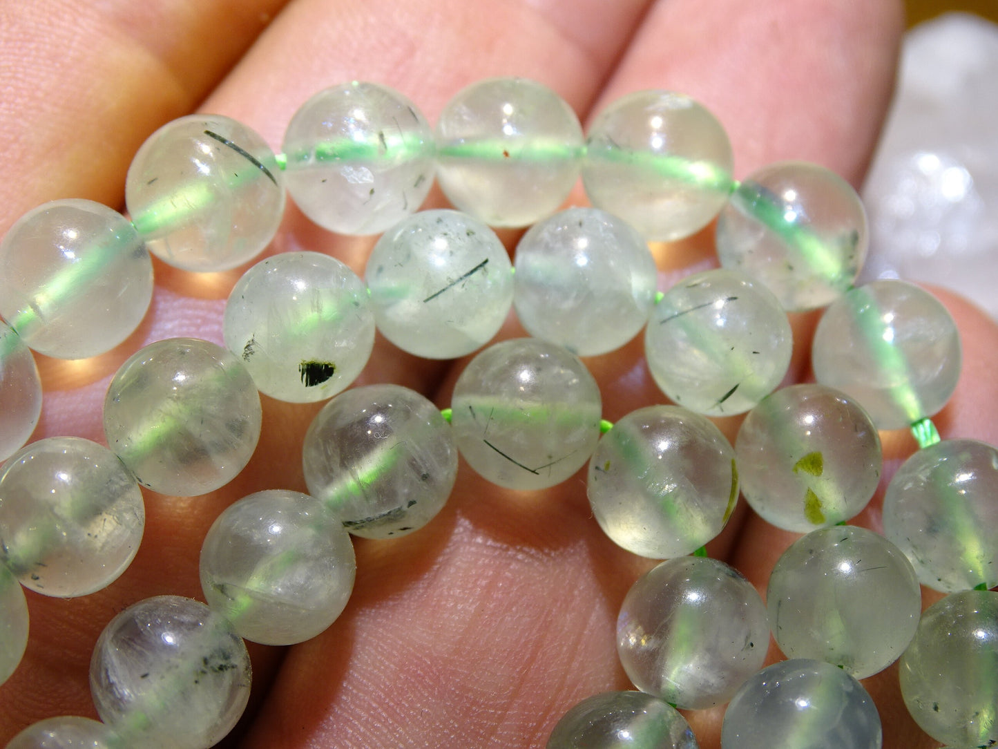 Préhnite verte avec Épidote du Mali, perles rondes de 4, 6 ou 8 mm. Vendu en fil de perle 38/39 cm, en bracelet de 17 à 21cm, en collier de 45 ou sautoir de 60cm. Qualité AA à AAA, merveilles de l'Afrique !