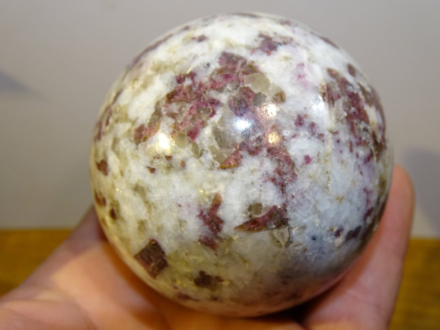 Sphère en Tourmaline Rubellite, pièce unique de 70 millimètres - 470 grammes. Pierre d'ancrage puissante, parfait ...!